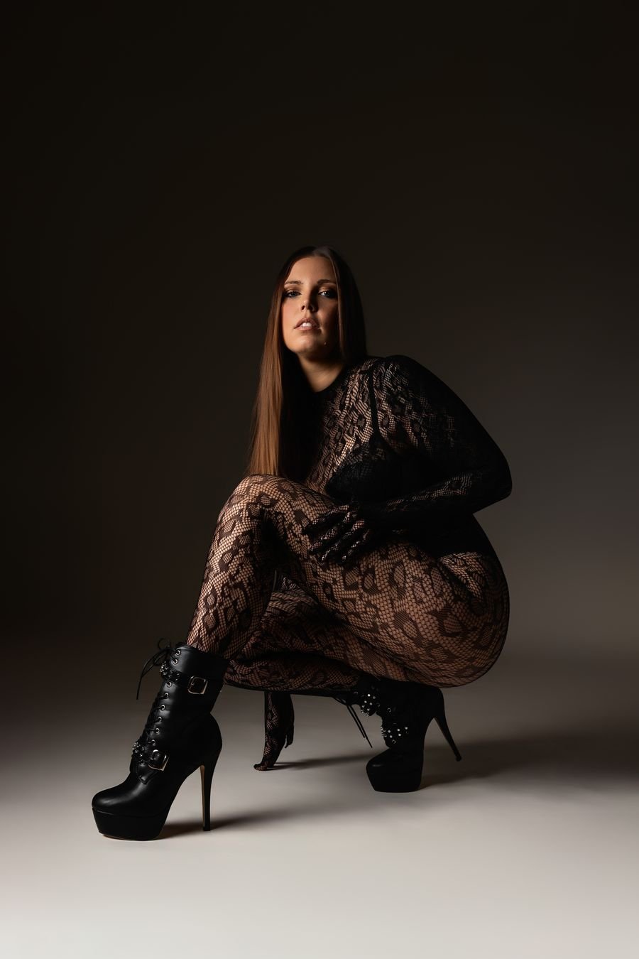 Body en dentelle et bottines, pose accroupie
