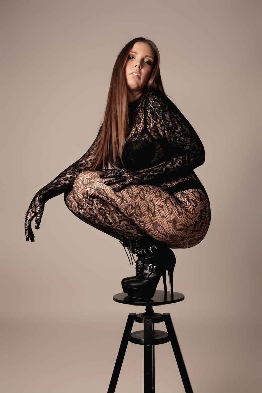 Dentelle noire, pose sur un tabouret