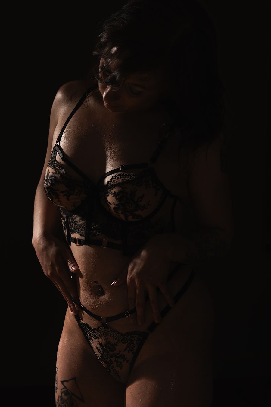 Lingerie en dentelle dans l'ombre
