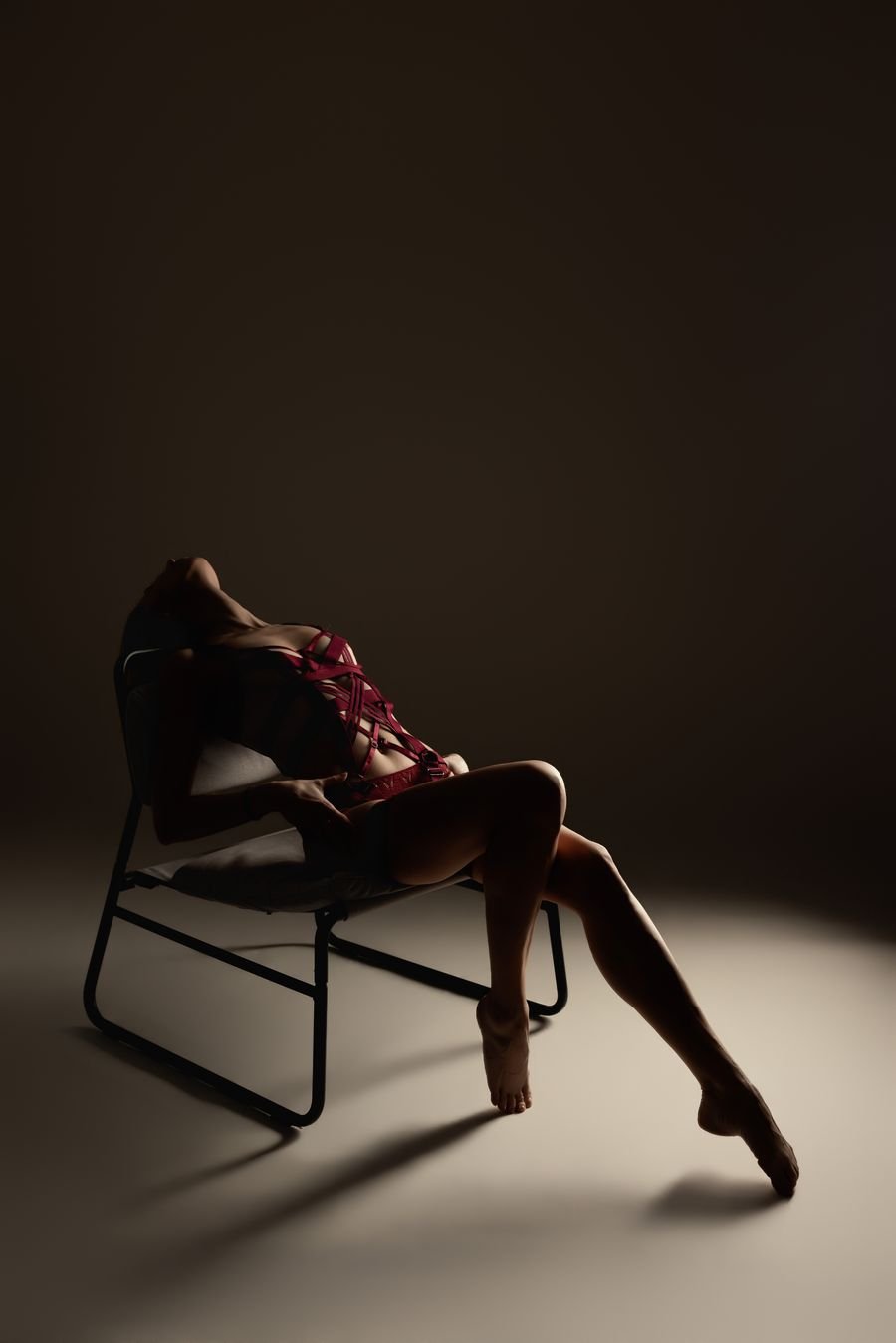 Pose cambrée sur une chaise